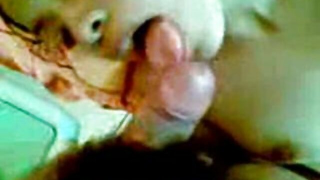 Super zgodna riba koja ima seksi preplanule crte obrubljuje joj anus i jebe ga