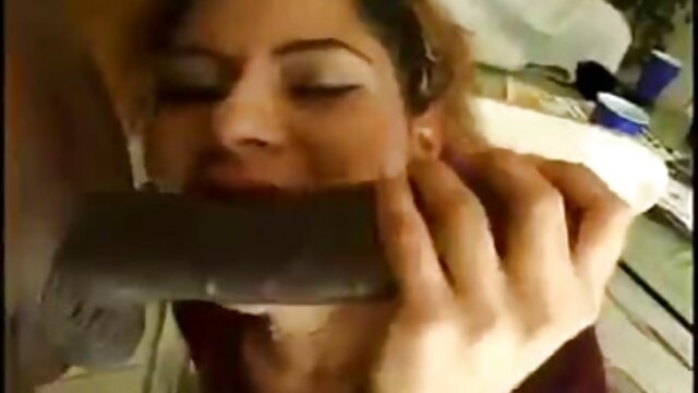 Juliette March u kavezu gleda kako joj majstor sprema novi BDSM trik