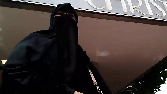 Mlada plavokosa slatkica Nicky Angel uzima BBC u svoju usku kišu
