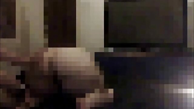 Tetovirani klinac uživa u lupanje u usku analnu rupu seksi bebe Lisey Sweet