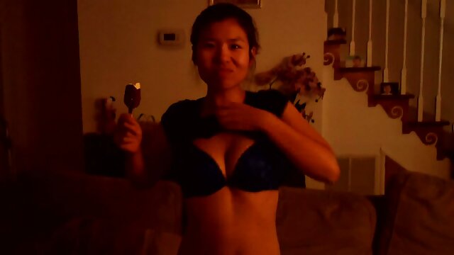 Latino milf Claudia Bella šiša plavu djevojku Jessicu sa dildom