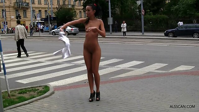 Dvije brinete NIKKI NOVA SUNNY PINK žele uživati ​​u seksualnim igricama