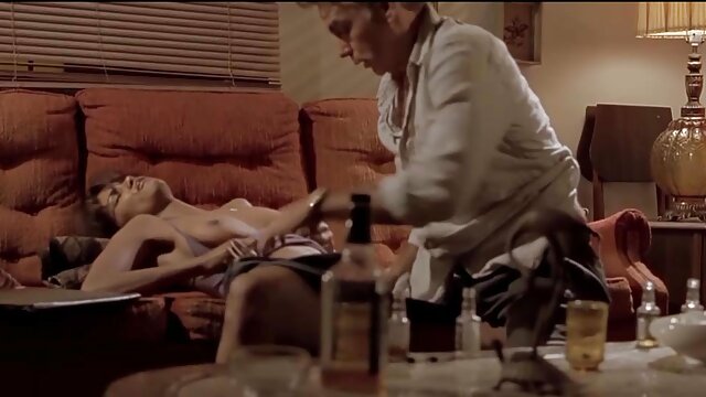 Zapanjujuća seksi brineta India Summer želi da pojede svoju mokru pičku