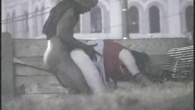 Kučka koja jede muškarce igra se sa svojom omiljenom seks igračkom