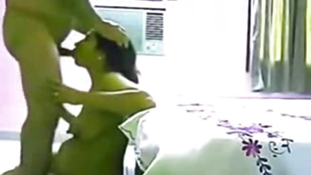 Osetljiva plavokosa tinejdžerka Gigi Rivera zabavlja se sa svojim prijateljem Chrisom Strokesom