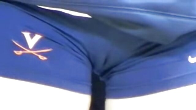 Čudesna tinejdžerka Lavinia pokazuje svoje golo tijelo i želi masturbirati