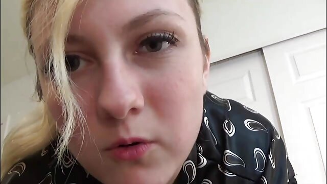 Buxom punašna Amanda Blue daje sjajno duboko grlo za spermu