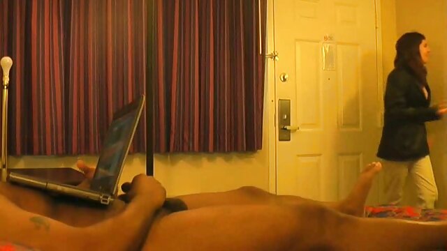 Primamljiva japanska beba škaklja vaginu vibratorima u seksu za gangbang