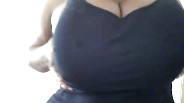 Azijska zgodna ugodi svoju bijelu kinky kukiju sa dildom u kadi