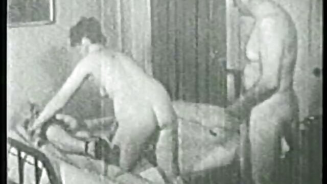 Preterano seksualna vitka brineta Carla Crouz popuši i uzima kurac u anus