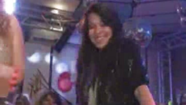 Blowlerina iz Japana Lala Mizuki uživa u sisanju dva kurca odjednom