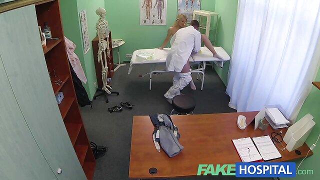 Napaljena MILF Cassie Holiday siše i jebe BBC