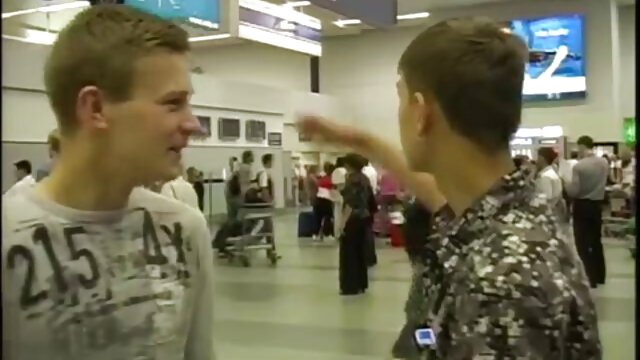Gladne lezbejke svijetle kose vatreno jedu vagine jedna drugoj