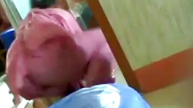 Prsata nasmijana tinejdžerka prelazi iz igre sa dildoom na teški analni jebač