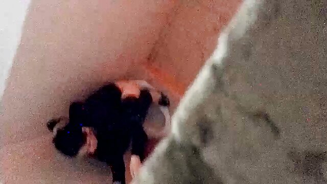 Prsata zavodnica Capri Cavanni radi preko svoje uske pičke